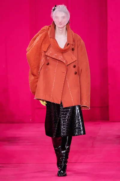 Look 16